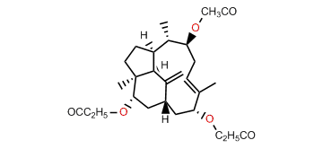 3a9b13a-Trihydroxy-11(12),15(17)-trinervitadiene acetate dipropionate
